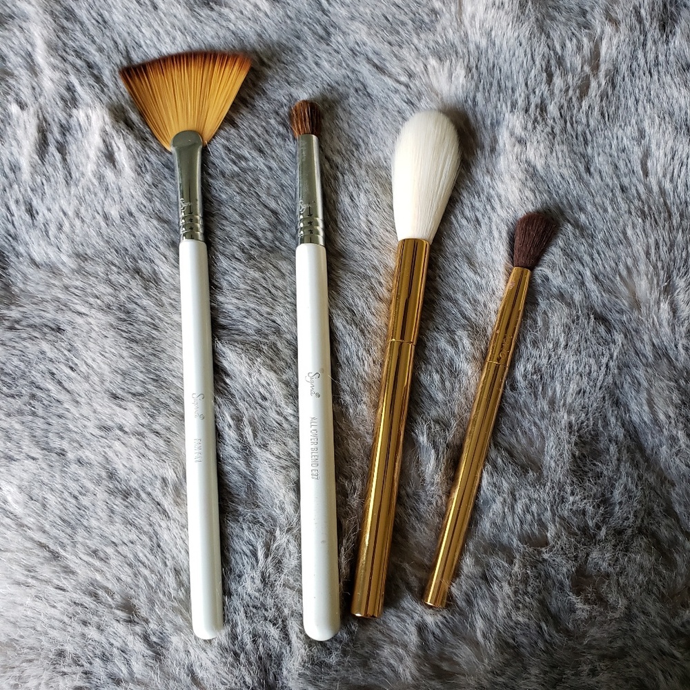 Tarte brush with white bristle